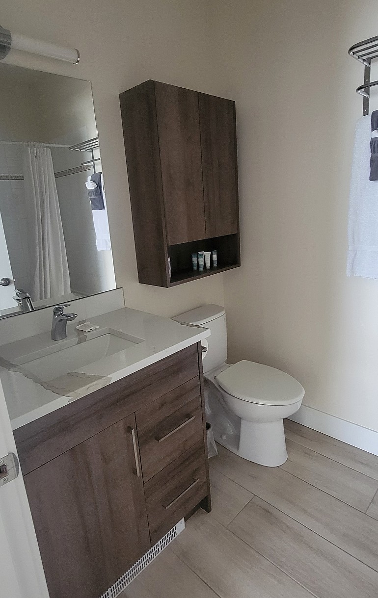 Bathroom Deluxe One Bedroom Suite Product Gallery Image